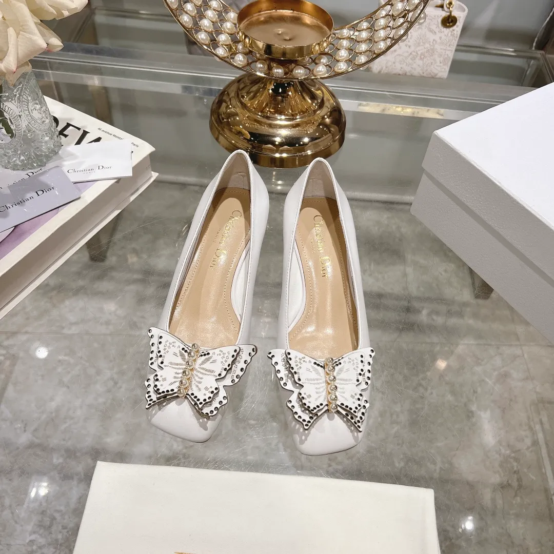 👟👟Ex-factory price 560👟👟 2024 early spring new style ◼️Dior ◼️Dior spring and summer latest fashion show haute couture series sandals Bow Mary Jane ——— Ldylle retro Roman style doll women's sandals CD pearl five metal buckle bow low-heeled women's single shoes Original development top high-end version Material: imported cow patent leather upper + water-dyed sheepskin lining + original molded pearl buckle + Italian genuine leather outsole Size: 34-40 (34.40. Customization is non-refundable and non-exchangeable) Heel height: 4.5cm 8.5cm